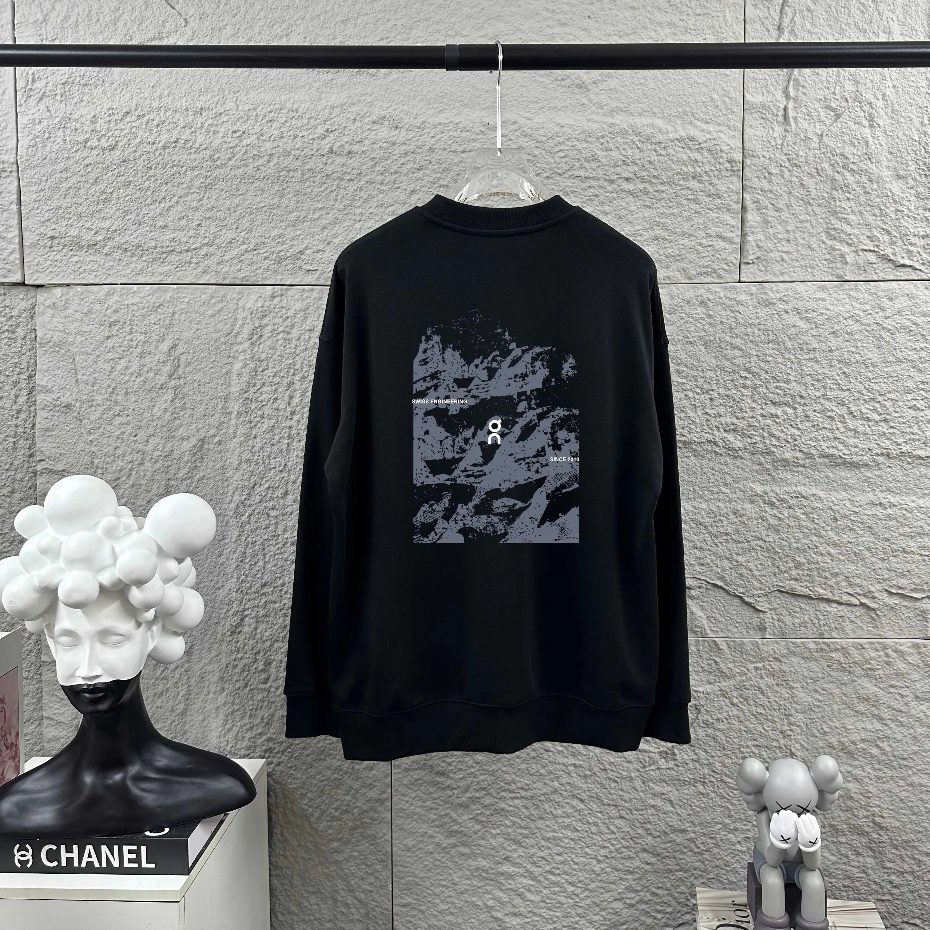 On*running* Early Autumn and Winter New Arrival Classic letter totem embroidery + heat transfer process Customized terry fabric Long-sleeved round neck sweatshirt Men and women Same Style Color: Black White Size: S (90-130 pounds) M (120-150 pounds) L (140-165 pounds) XL (160-180 pounds) XXL (180 pounds)